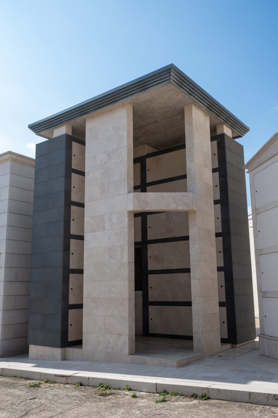 Edicola funeraria_Travertino Romano e Basaltina