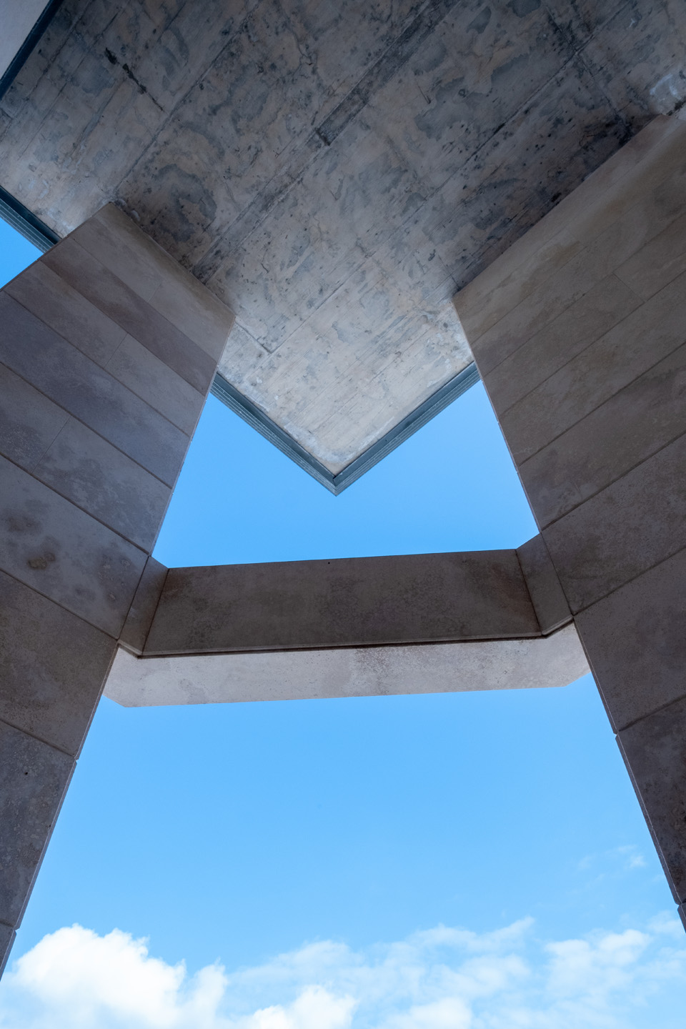 Edicola funeraria_Travertino Romano e Basaltina