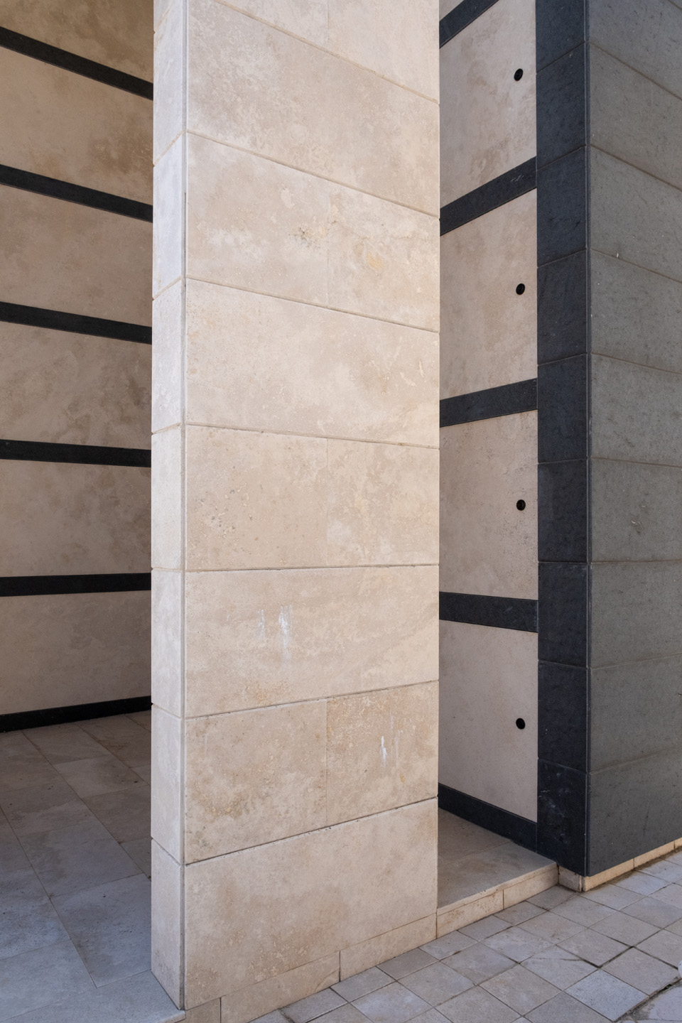 Edicola funeraria_Travertino Romano e Basaltina