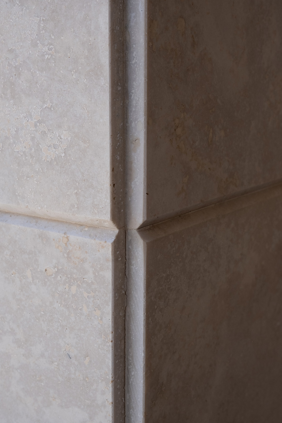 Edicola funeraria_Travertino Romano e Basaltina