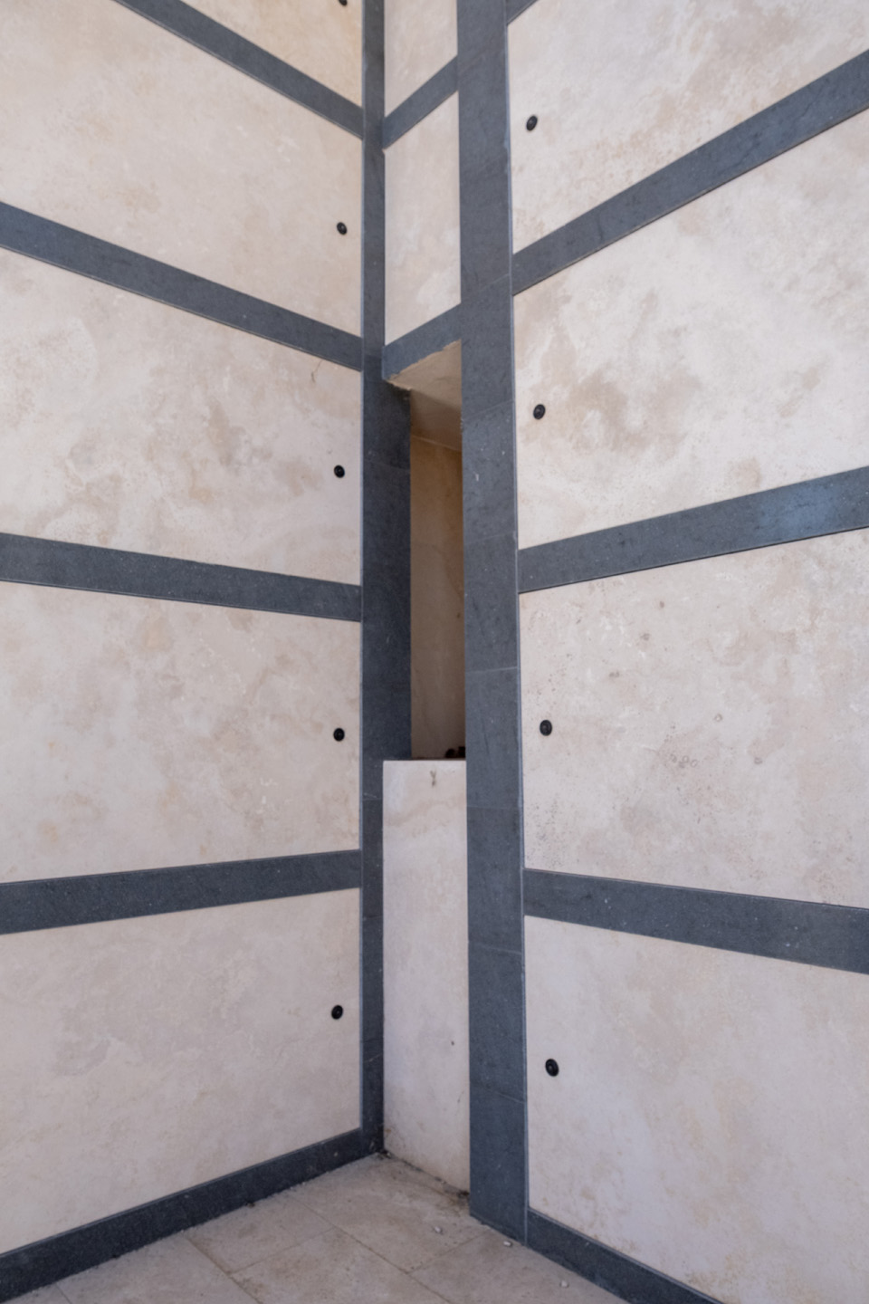 Edicola funeraria_Travertino Romano e Basaltina