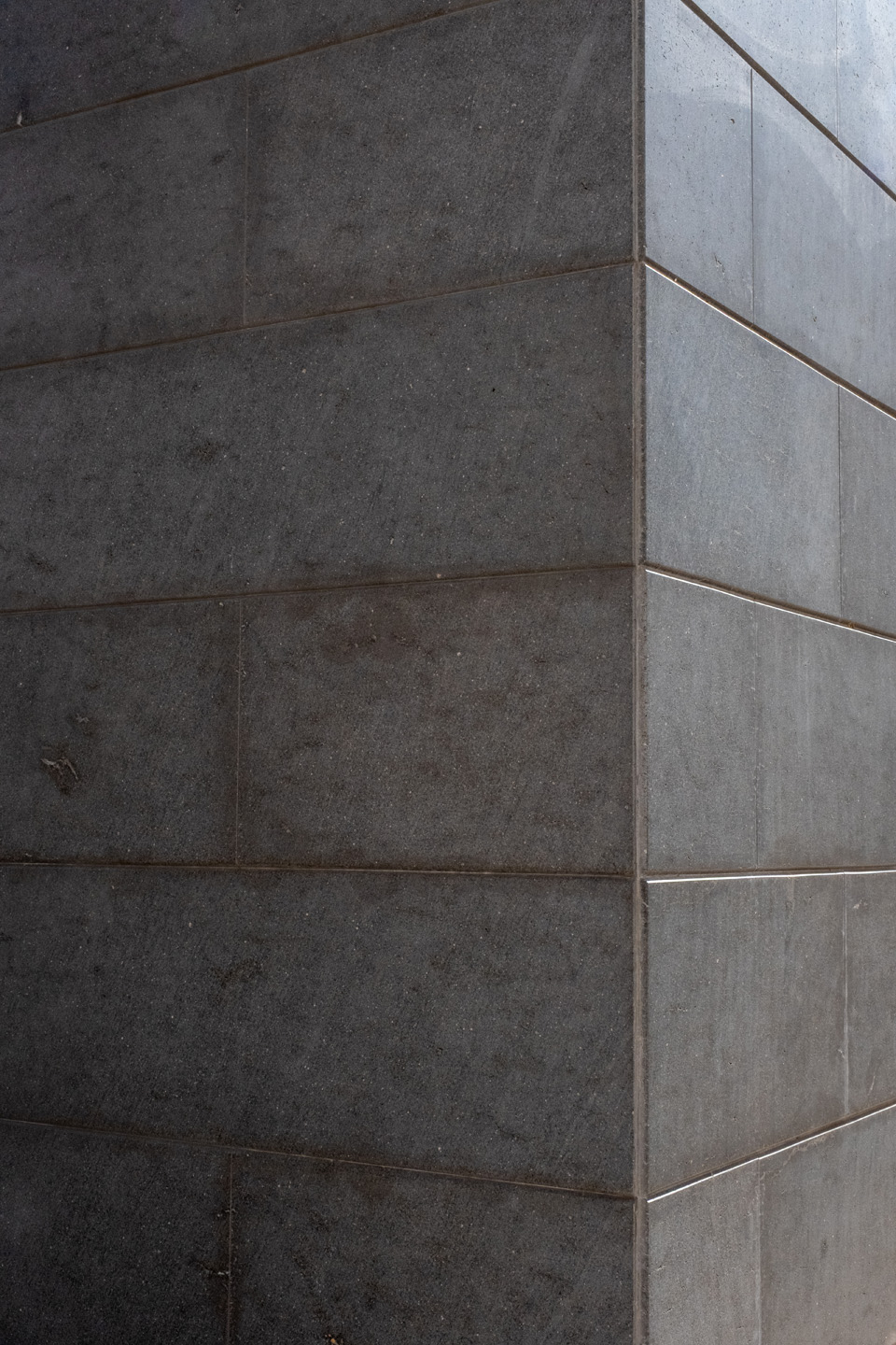 Edicola funeraria_Travertino Romano e Basaltina